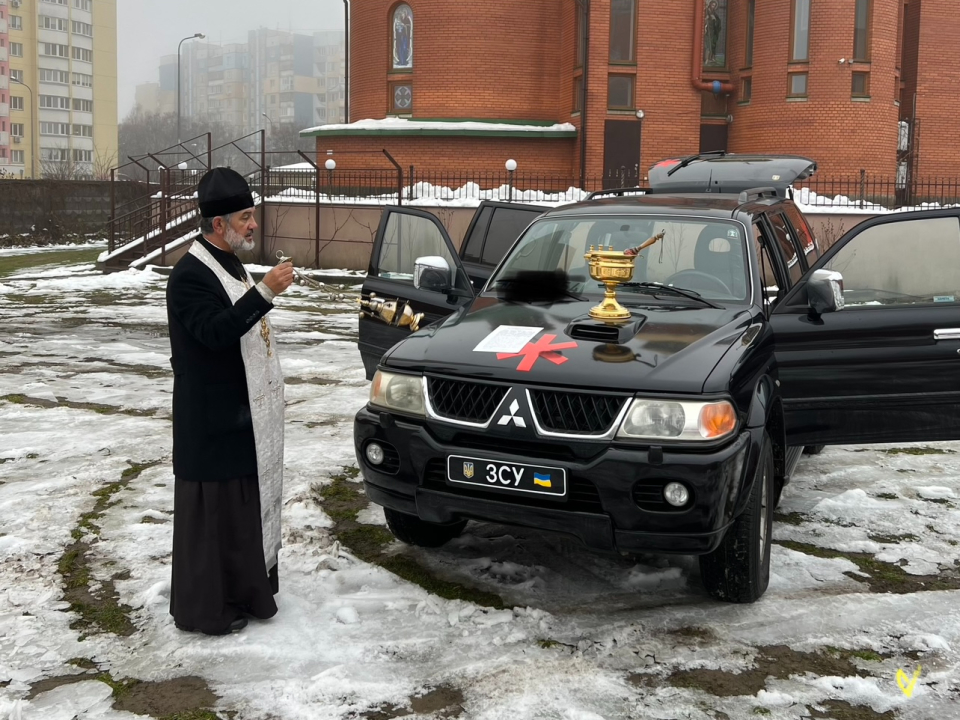 За рахунок благодійних пожертв було куплено та відновлено позашляховик для ЗСУ